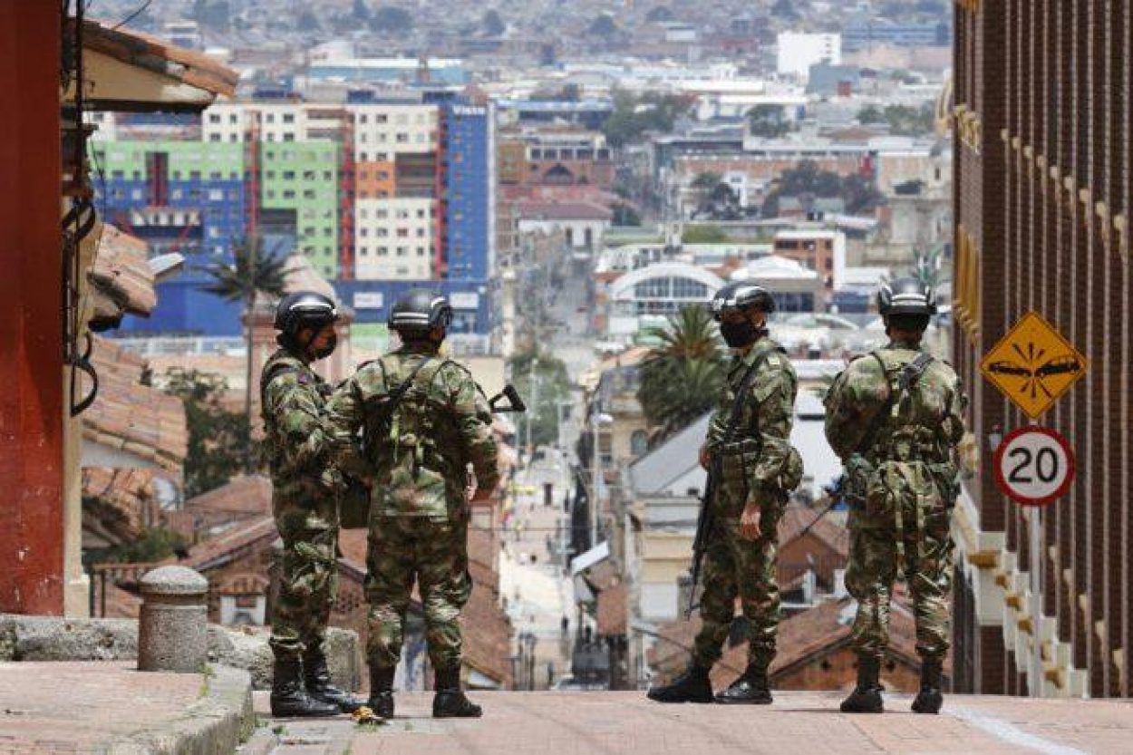 Soldiers patrol a street in Bogotá (Colombia)